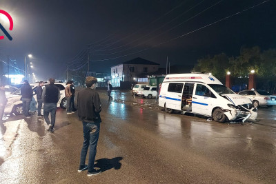 Təcili yardım maşını qəzaya düşdü: Yaralılar var - FOTO