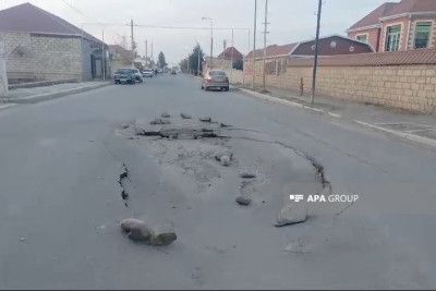 Gəncədə yeni çəkilən asfalt yol çöküb - FOTO