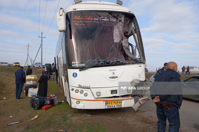 Naxçıvandan Bakıya gedən avtobus Biləsuvarda "Kamaz"la toqquşub, xəsarət alanlar var - FOTO