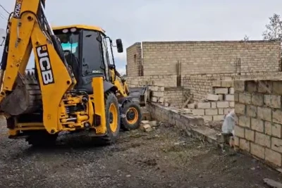 Gəncədə qanunsuz tikili sökülüb - VİDEO