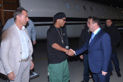 Məşhur futbolçu Ronaldinyo Bakıya gəlib