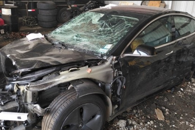 Bakıda “Chevrolet” və "Tesla" toqquşub, ölən var