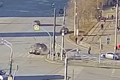 Rusiyada avtomobil piyada keçidində dəhşət törətdi - VİDEO