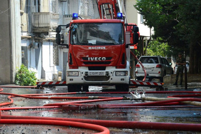 Bakıda "Porsche" qəzaya düşüb, yanğın olub