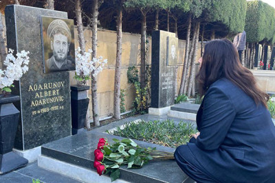 İsrailli nazir Bakıda Aqarunovun məzarını ziyarət etdi - FOTO