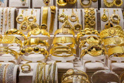 Azərbaycanda rektorun qızını aldadıb qızıllarını aldılar