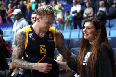 Rusiyalı məşhur müğənninin intihar edən keçmiş əri birinci arvadını hamilə olanda atıb - İDDİA + YENİLƏNİB/VİDEO