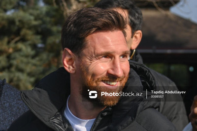 Messi və komanda yoldaşlarının Bakıda fanatlarla görüşü keçirilib