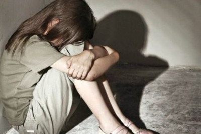 Cəlilabadda DƏHŞƏT: Ana 14 yaşlı qızını öz sevgilisi ilə cinsi əlaqəyə sövq etdi