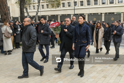 Azərbaycan xalqı Fəxri xiyabanda Ümummilli Liderin məzarını ziyarət edir