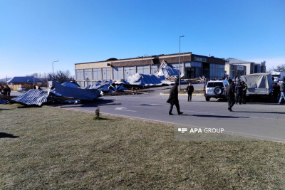 Qəbələdə külək marketin dam örtüyünü uçurub - FOTO