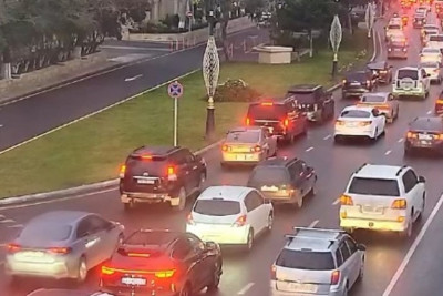 Bakının bir sıra yollarında tıxac yaranıb - SİYAHI