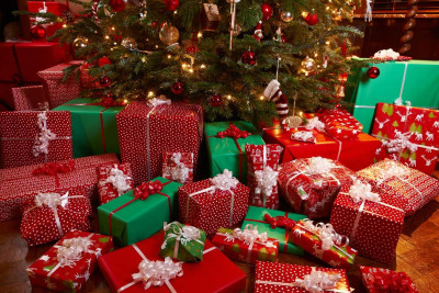 Baba nəvələrinin bayram hədiyyələrini oğurlayaraq satıb