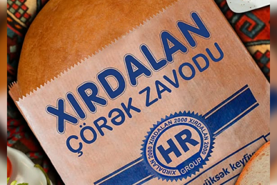 Bakıda çörəyin içindən yad cisim çıxdı - VİDEO