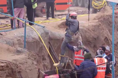 Hindistanda azyaşlı qız dırinliyi 200 metr olan quyuya düşüb