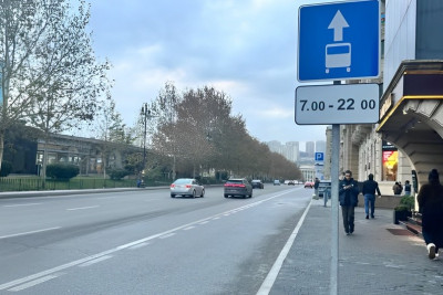 Bakının bu küçəsində avtobus zolağının qüvvədə olma vaxtını bildirən yol nişanları quraşdırılıb