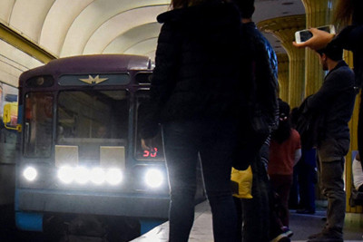 Bakı metrosunda ölüm: Növbətçiyə yaxınlaşaraq...