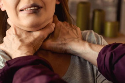 Arvadını boğaraq öldürən: "Telefonda başqa şəxslə danışanda tutdum"