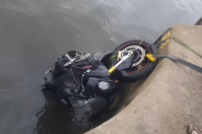 Neftçalada motosiklet kanala düşüb, ölən var