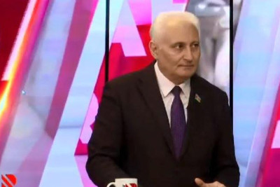 Real TV-nin canlı efirində deputatın halı PİSLƏŞDİ - VİDEO