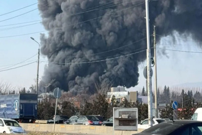 Tbilisidə ticarət mərkəzində güclü yanğın başlayıb