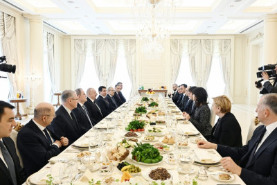 Prezident İlham Əliyevin Gürcüstanın Baş naziri ilə nahar əsnasında geniş tərkibdə görüşü olub