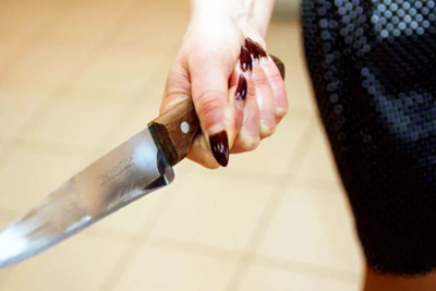 Gəncədə qadın rəfiqəsinin zənginə görə SEVGİLİSİNİ BIÇAQLADI