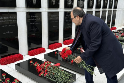 Cahit Bağcı Şəhidlər xiyabanını ziyarət edib