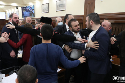 İrəvan meriyasında əlbayaxa dava - FOTO/VİDEO