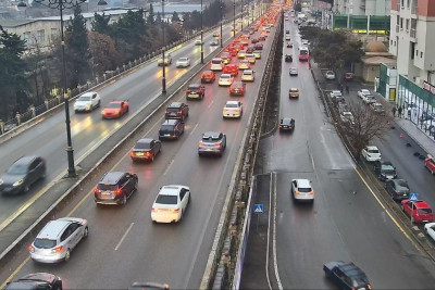 Bakının bir sıra yollarında nəqliyyatın hərəkətində problem yaranıb