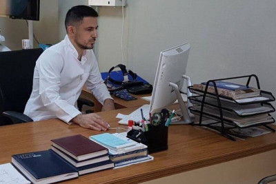 Bakıda burun əməliyyatında ölən qadınla bağlı həkim Sənan Mehdiyev saxlanılıb