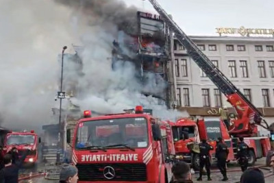 İstanbulun mərkəzində restoran yanır - VİDEO