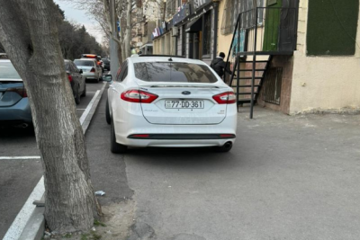 Parkinq var, amma sürücülər yenə də səkidə park edir