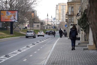 Bakının Mirzəağa Əliyev küçəsində yeni səki salınıb