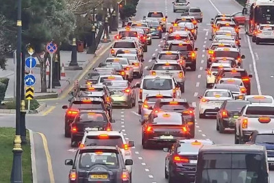Bakının bir sıra yollarında nəqliyyatın sıxlığı yaranıb