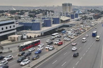 Bakının bir sıra yollarında nəqliyyatın sıxlığı yaranıb