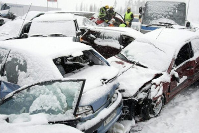 Qarlı, buzlu havada baş verən YOL QƏZALARI: Dəymiş zərəri kim ödəməlidir?