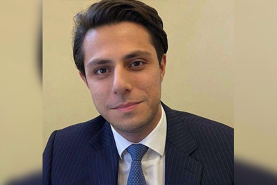 Məmurun evindən 244 minlik qızıl oğurlayan xadimə məhkəməyə gəlmədi