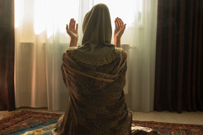 Arvadını namaz üstündə öldürdü, Gürcüstana qaçdı