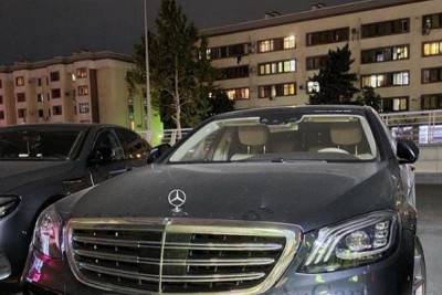 Biznesmenin avtomobilindən 124 min manat pul oğurlandı