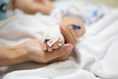 Valideyninin dərmanını içən uşaq öldü