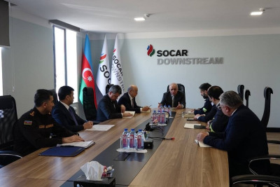 Əli Əsədov yanğın baş verən Neft Emalı Zavodunda əməliyyat müşavirəsi keçirib