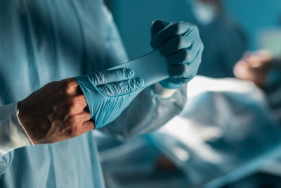 İngiltərədə həkim 91 nəfəri şikəst edib