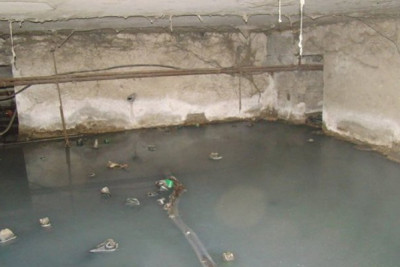 Zirzəmiyə yığılmış suya düşərək boğuldu