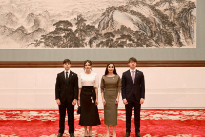 Azərbaycanın birinci xanımı Mehriban Əliyeva, qızı Leyla Əliyeva və digər ailə üzvləri Pekində Böyük Xalq Sarayı ilə tanış olublar - FOTO