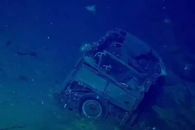 Batan gəminin içindən sirli avtomobil tapılıb