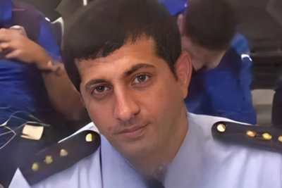 Ölkəyə 41 qızıl külçə keçirən məmur hakim qarşısında