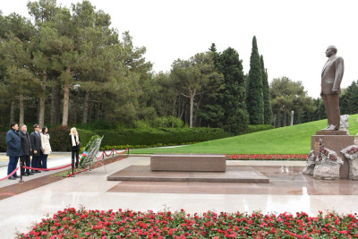 İtaliyalı deputatlar Fəxri xiyabanı və Zəfər parkını ziyarət ediblər - FOTO