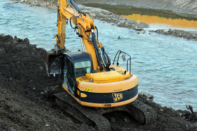 Yağışa görə ekskavatora sığındılar, onu da sel apardı - Ölən var