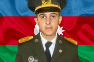 Oğlumun şəklini sinəsinə vurub “şəhid atasıyam” deyirmiş - Şəhidin anası